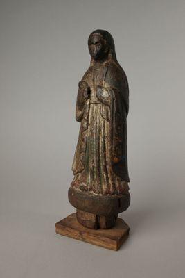 une statue ancienne d'une femme tenant un bébé dans ses bras