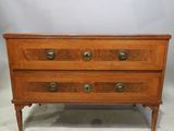 une commode en bois avec trois tiroirs de chaque côté