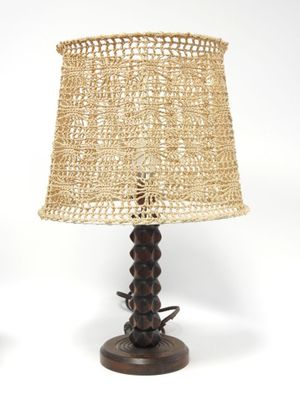 paire de lampes de table anciennes avec abat-jour tressé et pied en bois