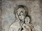 une statue de femme tenant un bébé dans ses bras