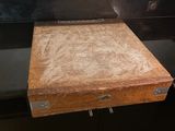 un morceau de bois posé sur une table