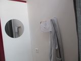 une serviette accrochée au mur à côté d'un miroir