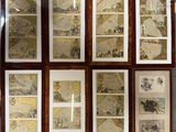 de nombreuses photos encadrées représentant toutes sortes de scènes différentes