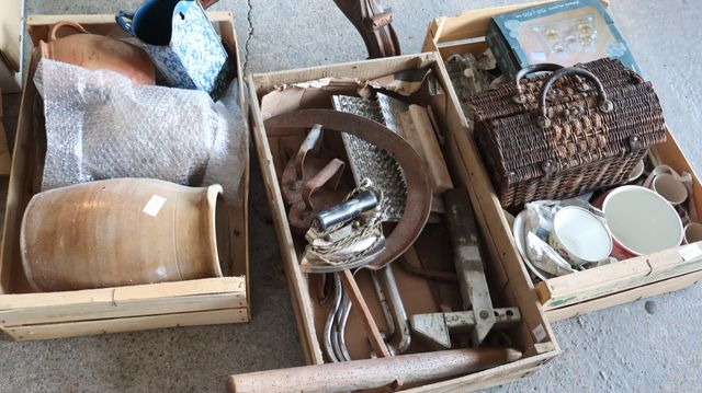 Important lot comprenant : outils ancien, lot de douilles, poigné...