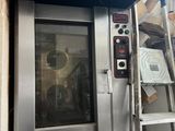 une photo d'un four professionnel dans un bâtiment