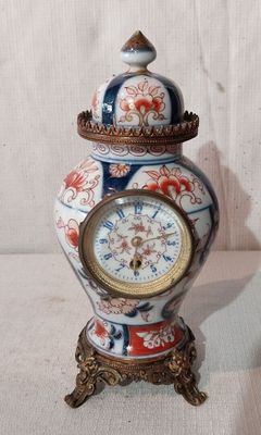 une horloge posée sur une table