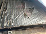 un camion équipé d'une benne à l'arrière
