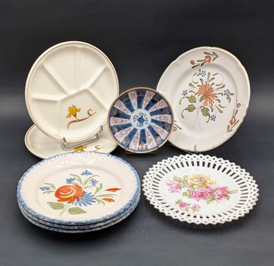 cinq assiettes aux motifs variés posées sur une table