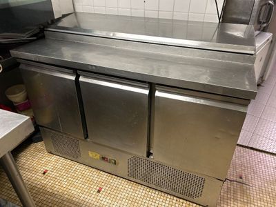 plan de travail en acier inoxydable dans une cuisine professionnelle, à côté d'un évier