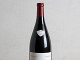la bouteille de vin rouge est posée sur la table en bois