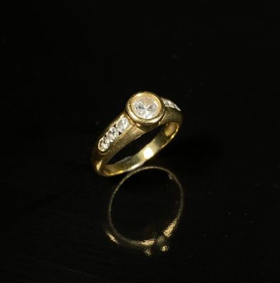 Bague demi jonc en or jaune 750/1000 (18K) ornée en serti-cl…