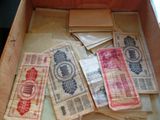 une boîte remplie de vieux timbres et d'enveloppes