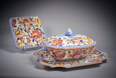 deux assiettes et un bol avec un couvercle posés sur une table