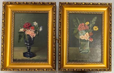 deux tableaux représentant des vases remplis de fleurs posés sur une table