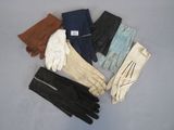 cinq paires de gants et une paire de gants posés sur une table