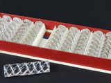 une boîte rouge contenant tout un tas de cuillères en argent