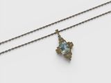 une image représentant un collier avec une pierre bleue suspendue à une chaîne