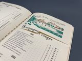 un livre ouvert sur lequel figure l'image d'un bateau