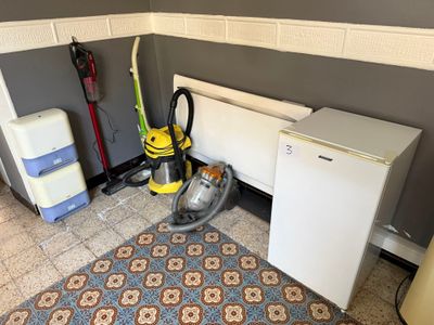 une photo d'une pièce où se trouvent un aspirateur et d'autres appareils électroménagers