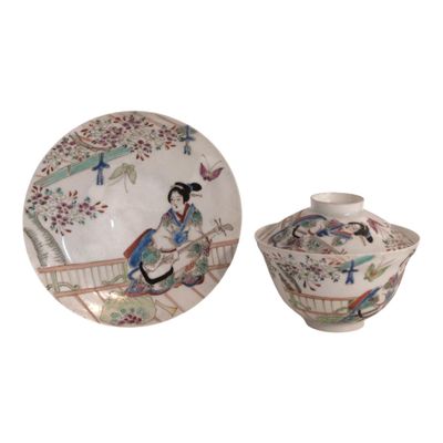 JAPON Bol couvert et son dormant en porcelaine à décor polyc…