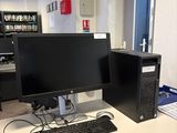 un bureau d'ordinateur équipé de deux écrans et d'un clavier