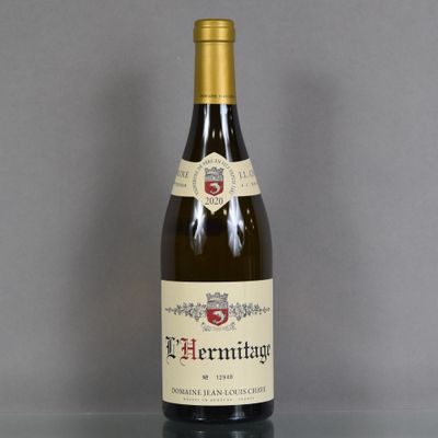 une bouteille de vin posée sur une table