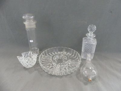 un grand nombre d'objets en verre posés sur une table