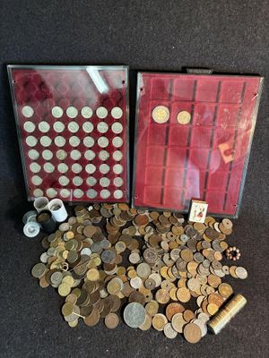 un lot de pièces de monnaie posées sur une table