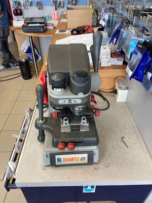 une machine posée sur un comptoir dans un magasin