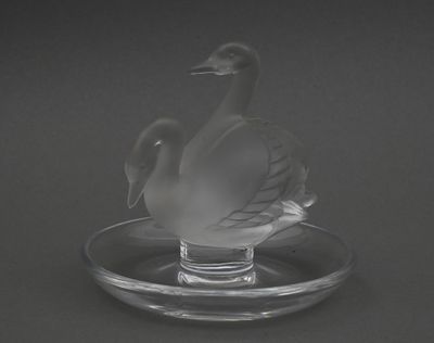 l'image d'un cygne en verre posé sur une assiette en verre