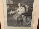 une vieille photo représentant un homme assis sur une chaise dans une pièce