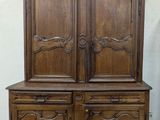 un vieux meuble en bois avec deux portes et un tiroir en dessous