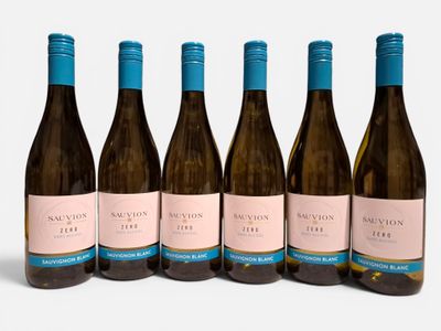 six bouteilles de vin sont alignées sur une surface blanche