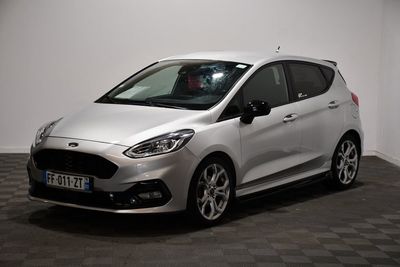 La nouvelle Ford Fiesta est garée dans le showroom.