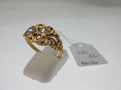 Gros plan sur une bague en or portant une étiquette