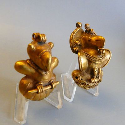 Colombie. Deux oiseaux pendentifs, perroquet et condor, élém…