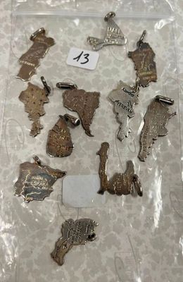 tout un tas de breloques rangées dans un sac