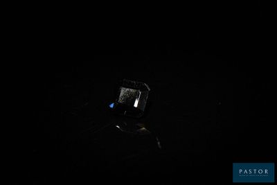 une bague posée sur une table dans l'obscurité