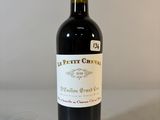 une bouteille de vin posée sur une table