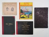cinq livres posés sur une table, avec une photo de montagne en arrière-plan
