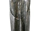 robe à paillettes argentées suspendue à un cintre en bois