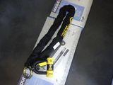 une paire de skis posée sur une boîte