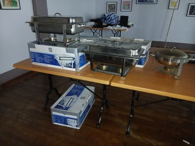une table sur laquelle se trouvent plusieurs boîtes