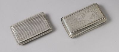 paire d'étuis à cigarettes en argent ornés de gravures représentant un homme et une femme