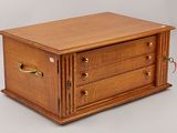 an image of a wooden box with three drawers on it