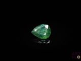 gros plan d'un diamant vert sur une surface noire