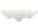 un grand nombre de verres posés sur une table