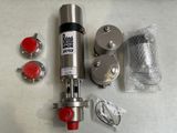 une photo d'une pompe à eau en acier inoxydable avec des boutons rouges