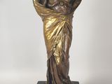 statue en bronze d'une femme tenant un vase sur un socle en marbre