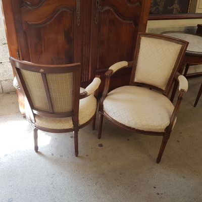deux chaises assises l'une à côté de l'autre dans une pièce